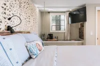 Private Studio , spectacular  Ocean View , bathroom , kitchenette, Very Quiet