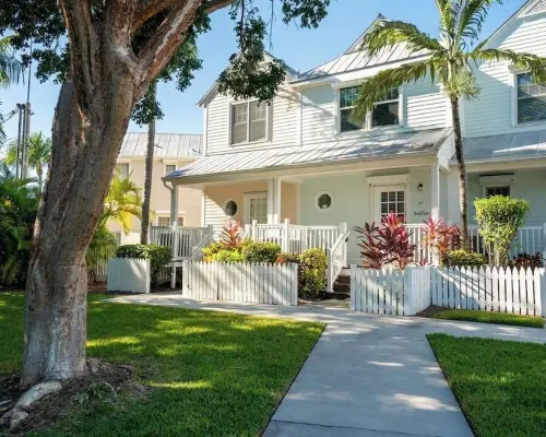 Beach House Getaway - Kayaks - 2Br 2.5BA Coastal Villa Hoteles en Duck Key