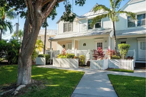 Beach House Getaway - Kayaks - 2Br 2.5BA Coastal Villa