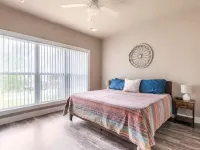 McQueeney Tree-House near lake マックイーニーのホテル