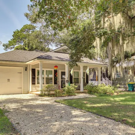 1 Mi to Riverfront: Darien Family Home