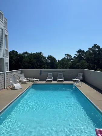 Salty Paws. Pet Friendly. Minutes to Beach. Horizon Ocean Views.