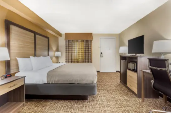 Quality Inn & Suites Spring Lake - Fayetteville Near Fort Liberty Hotels in 