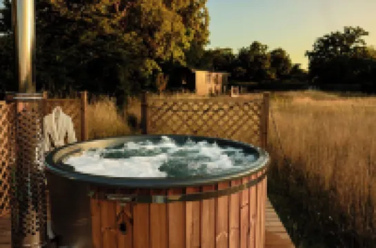 Romantic Luxury Shepherd’s Hut (Wagon) Near London & Windsor