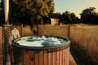 Romantic Luxury Shepherd’s Hut (Wagon) Near London & Windsor