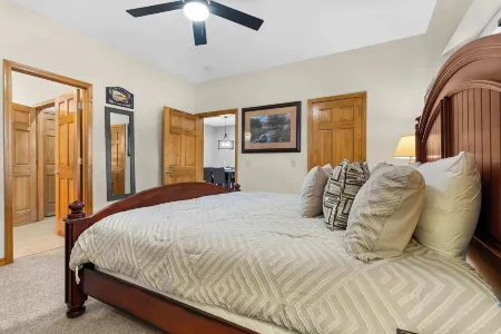 Waters Edge Retreat - For 6! Отели рядом с достопримечательностью «Силвер Доллар Сити»