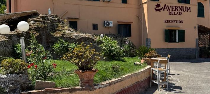 Avernum Relais Hotel e Ristorante ポッツオーリのホテル