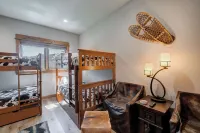 2 minutes from Ski Lifts! 3-bedrooms with Private Hot Tub! Walk to Ski Shuttle!