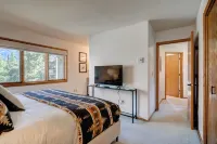 Amazing Views, Large Balcony, Hot Tub & Sauna, 3 beds, Cozy Condo in Big Sky!