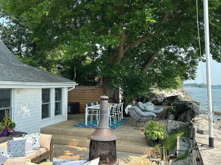 Cozy waterfront cottage Отели в г. Лимингтон