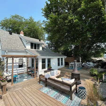 Cozy waterfront cottage
