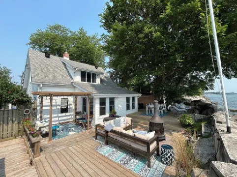 Cozy waterfront cottage