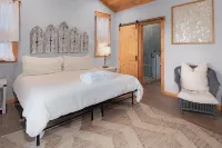 Hot Tub and Pool Table - Stunning Mountain Retreat