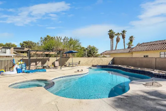 Spacious Comfort and Heated Pool - Charming Family Retreat Hotels in 