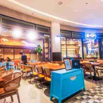 Cozy Crash Pad A Laughter Friendly Makati Gym swim Dining/Meeting Rooms