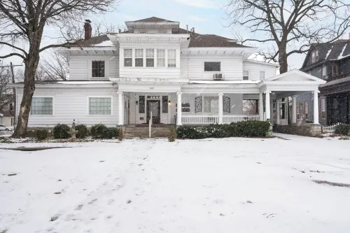 Large 1 BD Apartment with Office space