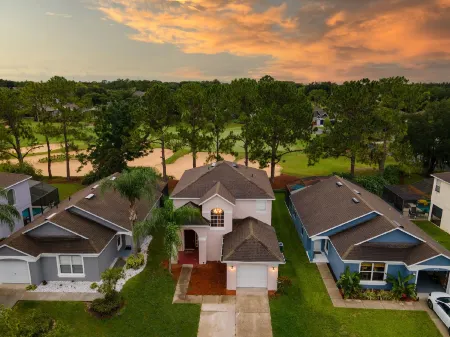 Golf Course View and Private Pool - Luxurious Family Retreat
