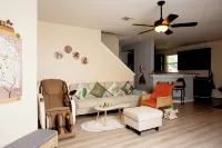 Charming 3-bedroom 6 beds. 2.5 bath. Pools access house with WiFi and AC in Kyle