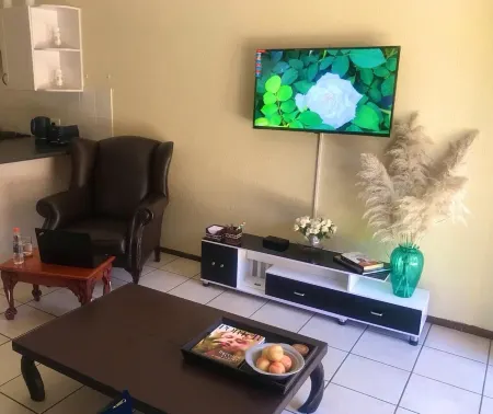 White Rose Cozy Apartment Отели рядом с достопримечательностью «Makhulong Stadium»