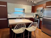 Modern Luxurious 2 BR Condo + Pool + Hot Tub + Games Room + Gym 새스커툰 호텔