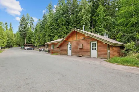Chalet Chic. Private Lakefront. Children's Fish Pond. Explore Glacier, Ski, Hike