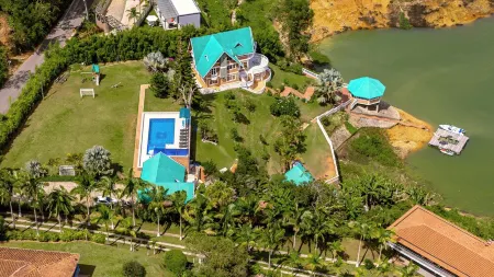 Luxury villa/jet ski/boat/launch/reservoir front/wifi