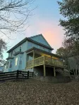Burnside Boathouse – Cozy 5 Bedroom Lake Retreat Steps from Marina & Local Eats Hôtels à : Burnside