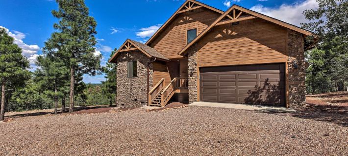 Deck & Views: Dog-Friendly Cabin in Show Low! Hotels in Show Low