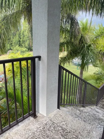 Cozy studio across the street from beach with AC, WiFi