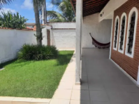 Comfortable house 400m from Jamaica Beach for 15 people, 3 bedrooms, 4-car garage