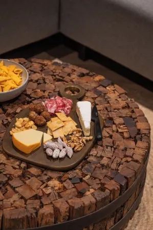 Forest Finest, luxury chalet with HOT TUB beautiful canopy and beautiful garden