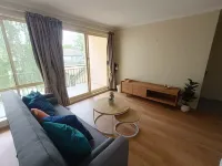 Renovated 2B Unit Walking to Hospital Hotels in Phillip