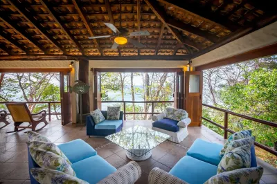 Oceanfront 5bdrm, sleeps 10, AC, pool, fibre optic, Playa Maderas surf break Hotels in 