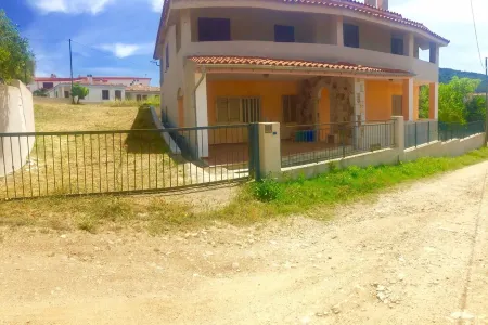 LARGE HOUSE 800 MT FROM THE SEA