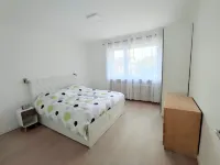 La Villa Sainte-rose: Gîte 3 Chambres Avec Jardin à 5 min de la Cité des Loisirs