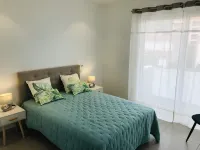 2 bed-apartment 5 pers luxury residence on the beachfront-pool 薩利索倫澤哈住宿飯店