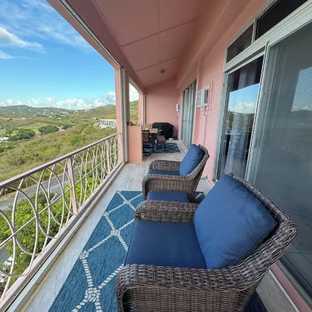 Perfect Island Getaway--amazing ocean views and refreshing pool at Coakley Bay!