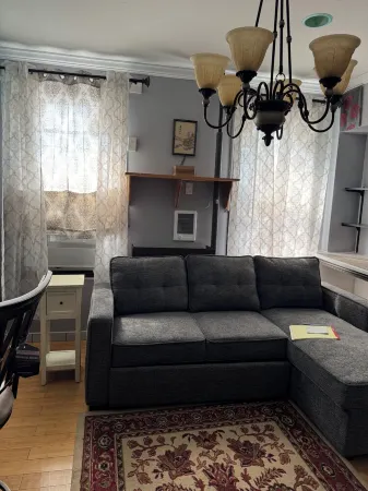 Charming 2-bedroom apartment in wonderful Schenectady with AC