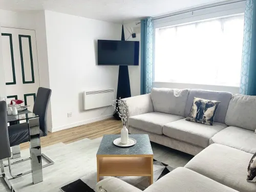 Juniper Apartment - 2 Bedroom Hotels in Romford