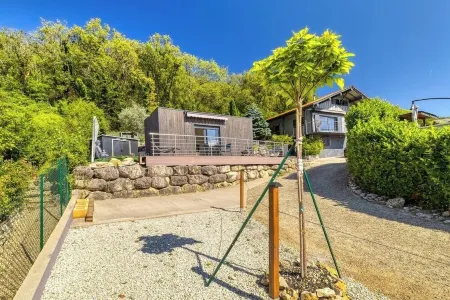 Tiny House in the hills above Aix Les Bains, 20 minutes from skiing and 10 minutes from the lake! Отели в г. Грези-Сюр-Экс