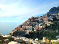 Elle, a stone's throw from the Sea