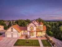 Delta Grand Victorian - Amazing Views! Ping Pong and Cornhole! Hotels in Delta