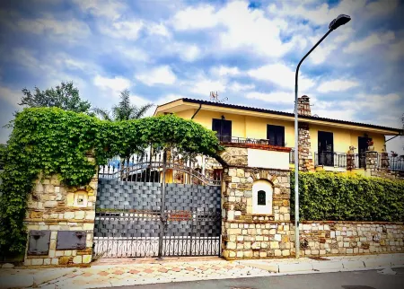 VILLA AT 300 MT. FROM THE BIO PARK OF SICILY. 10KM FROM THE AIRPORT