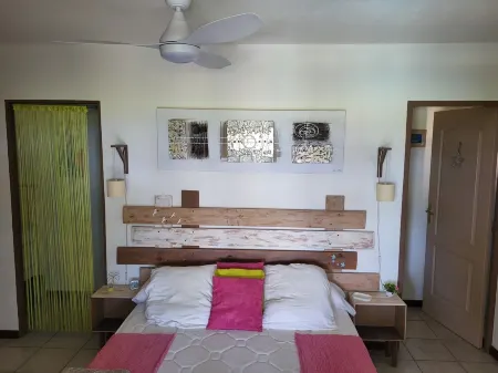 Blue" apartment facing the pool