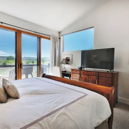 Luxury 2Br Park City Retreat with Mountain & Preserve Views & Saltwater Hot Tub