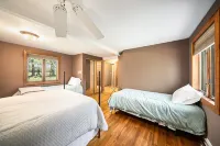 3-bedroom house with AC and WiFi within walking distance of The Big House!