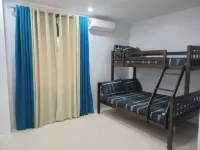 Charming 3-bedroom house with AC, WiFi. Sleeps 13. Hôtels à proximité de : Iglesia Ni Cristo Lokal ng Balibago