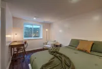 Travel Nurse’s Modern Bungalow!  Cozy 3 Bedroom Home