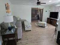 Fresh & Modern: Remodeled 2 Bedroom, 2 Bath in Florida!