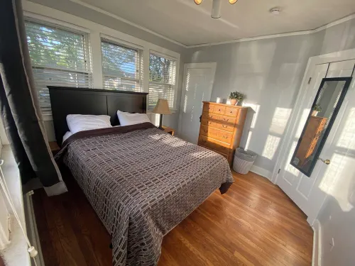 King Bed in 2-bedroom house in lovely Ferndale with AC